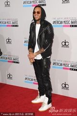 组图：蕾哈娜前男友克里斯-布朗造型不羁