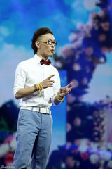 组图：演说家张铁林加盟 鲁豫曾对其一见钟情