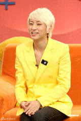 幻灯图：师洋黄色休闲西装亮相 脱口秀节目中耍宝