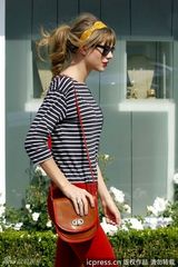 组图：泰勒-斯威夫特金发红唇腔调十足