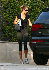 幻灯：吉赛尔-邦辰恢复身材 上围激增小腿纤细