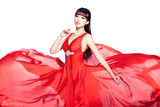 组图：光线新贵主持写真出炉 淡妆红裙同贺中国年