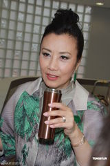 组图：汪明荃随罗家英探访老人 心情大好钻戒闪耀