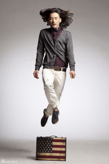 组图：娄淇曝光个性写真 长发帅气显型男本色