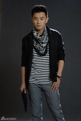 组图：蒋毅魅力宣传照展现多面生活