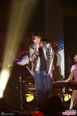 组图：陶喆与辣妹热舞互摸 谢霆锋帅气现身飙歌