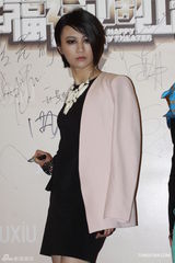 组图：何润东助阵微电影启动 郝蕾红装现身秀身材