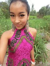 组图：吉克隽逸微博晒性感时尚生活照