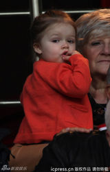 组图：贝克汉姆退役赛维多利亚携子女观战