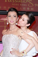 组图：李冰冰蜡像进驻香港馆 身着奥斯卡美人鱼装