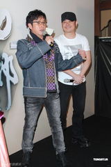 组图：刀郎新疆餐厅宣传演唱会 谭咏麟现身助阵