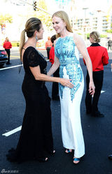 组图：妮可-基德曼亮相 贴身长裙身材高挑