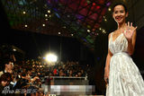 组图：女星赵汝珍白裙温婉亮相釜山红毯