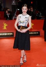 组图：《敬爱的姐妹》首映 赫斯普朗印花裙美艳