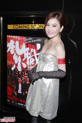 组图：温碧霞低胸宣传新片 陈伟霆无暇为阿Sa庆生