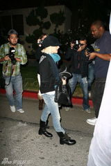 幻灯图集：克里斯蒂娜有惊无险 撞车后依旧购物