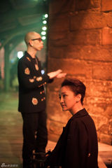 组图：周迅黑色皮衣套装爱丁堡看秀