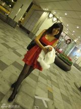 幻灯图：张茆红色裙装迎新年 称自己不是坏孩子