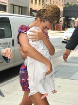 组图：碧昂丝抱女出行严密包裹仅露粉嫩小脚丫