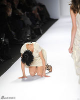高清组图：超模阿格妮丝迪恩走秀跌倒 险些走光