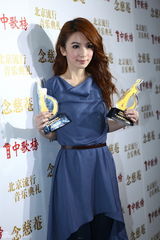 高清图：群星中歌榜后台亮相展示奖杯