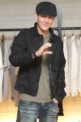 组图：陈冠希举办改版签书会 自曝与女友无结婚打算