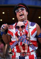 组图：凯特肚子没动静媒体着急 民众扮搞笑奶爸