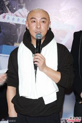 组图：张卫健鸡冠装表情搞怪 热吻巴两金