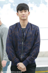 组图：金秀贤现身机场 见镜头热情挥手招呼