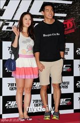 组图：李秉宪新片上映未婚妻现身 金泰熙等捧场