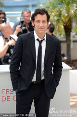 组图：妮可短裙现身新片记者会别样性感