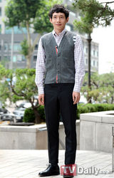 组图： 朴信惠奉太奎出席独幕剧记者会