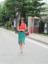组图：贾青街拍撞色连衣裙红配绿