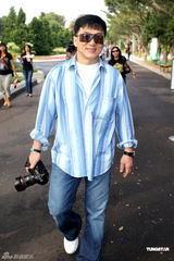 组图：成龙逛台北花博心情大好 向阮经天建言