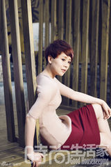 组图：海清化身才情女摄影师 笑容甜美闪耀春日