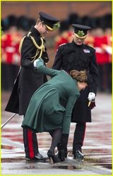 组图：凯特王妃怀孕见肚 亲自弯腰拔鞋跟