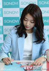 组图：朴信惠亮相粉丝签名会 大展性感美腿