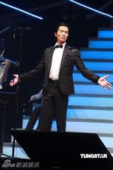 组图：萧敬腾唱《black or white》 向杰克逊致敬