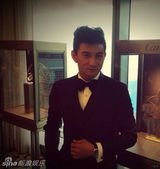 组图：吴奇隆领结装出席活动 显优雅与干练