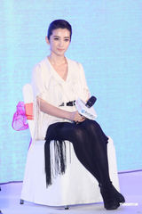 组图：李冰冰优雅亮相防走光 获赠金饰不停把玩