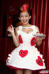 组图：郭书瑶红白短裙亮相 大露胸器秀性感