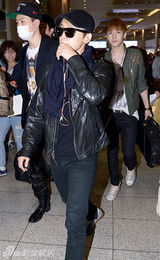 组图：SJ-M素颜现身韩国机场 口罩墨镜遮面