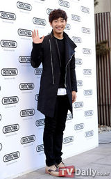 组图：韩星张赫李相烨等出席箱包品牌活动