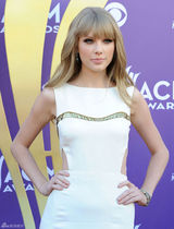 高清组图：泰勒-斯威夫特白色礼服亮相清新雅致