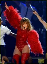 组图：洛佩兹红衣火辣热舞 猛男高空托举