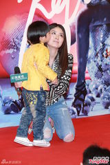 组图：陈慧琳新碟签唱获吻 称儿子红包达五位数