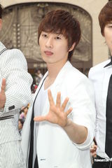 组图：SJ-M台北签唱会 兄弟情深互喂台湾小吃