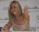 组图：安妮斯顿推销同名香水 秀香肩不改招牌微笑