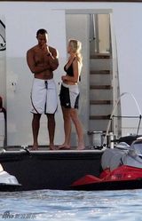 幻灯：伍兹与娇妻亲密照曝光 艾琳穿比基尼玩抱抱