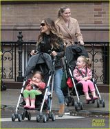 组图：杰西卡-帕克皮衣酷帅 推双胞胎女儿出游